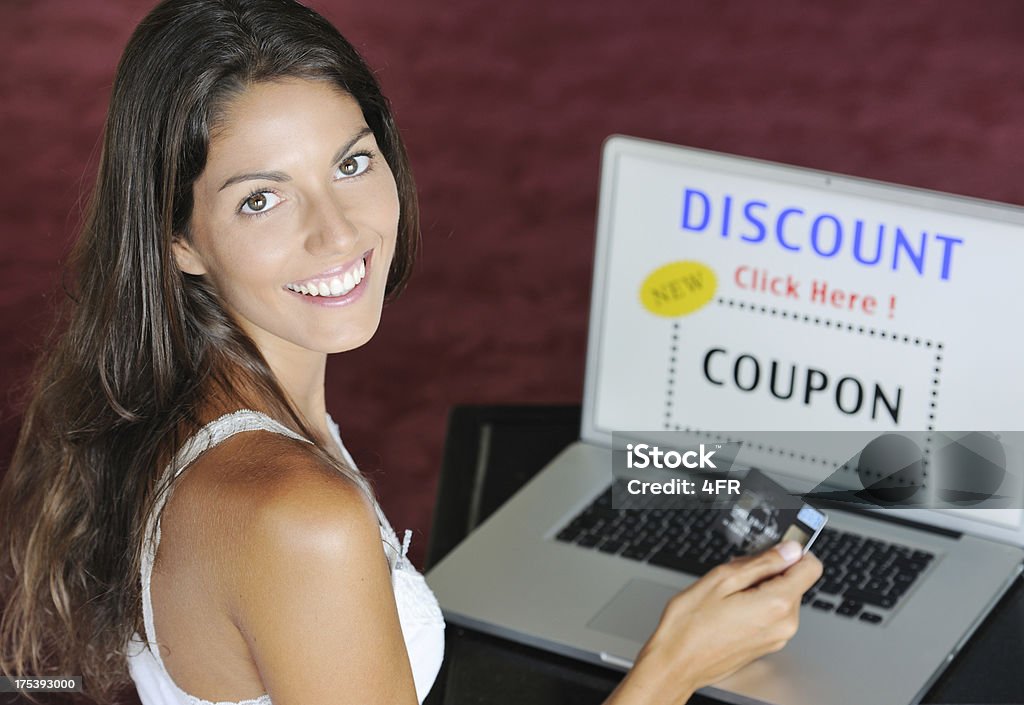 Mulher de desconto em compras Online com o seu cartão de crédito (XXXL) - Royalty-free Cupão Foto de stock