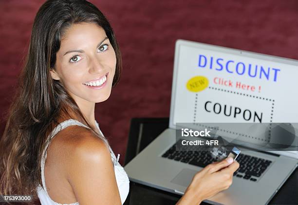 Mulher De Desconto Em Compras Online Com O Seu Cartão De Crédito - Fotografias de stock e mais imagens de Cupão