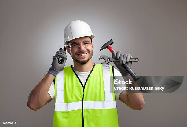 Foto de Trabalhador De Construção No Telefone e mais fotos de stock de Responder - Responder, Telefone, Consertador