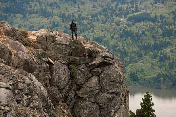 einsamer mann auf einer klippe - mountain mountain peak oregon on top of stock-fotos und bilder