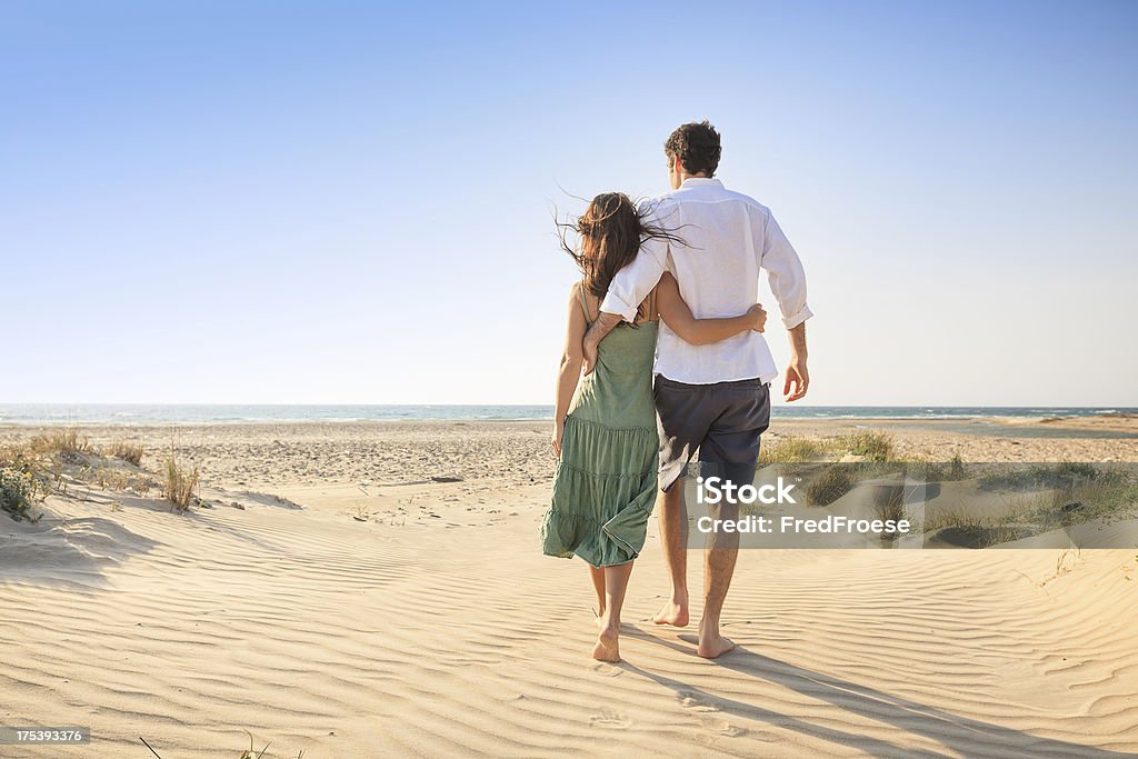행복한 젊은 커플입니다 해변에서 - 로열티 프리 2명 스톡 사진