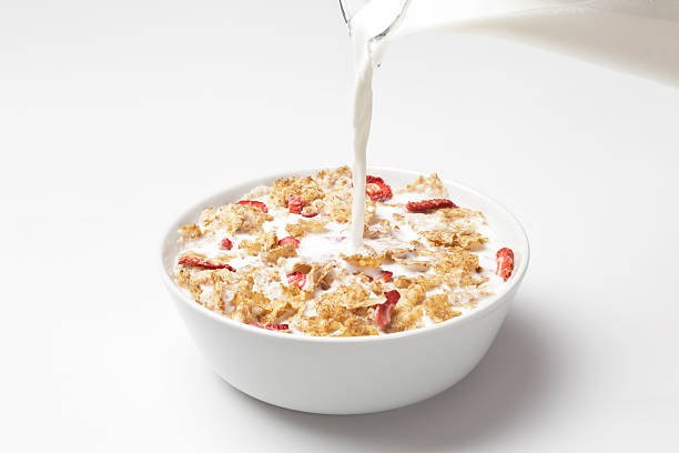 еда диета мюсли и молоко - milk breakfast berry fruit granola стоковые фото и изображения