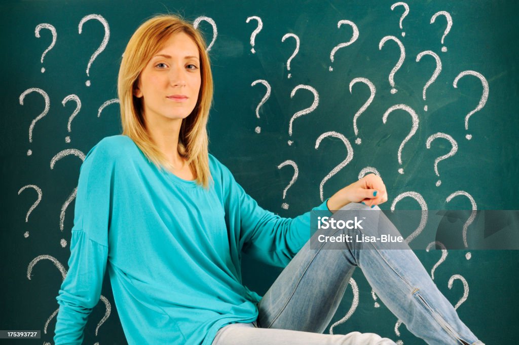 哀愁女性の前に、黒板にスケッチ風の質問をマーク - 1人のロイヤリティフリーストックフォト