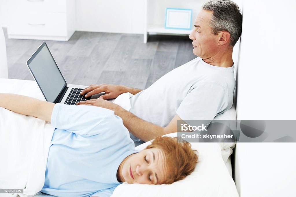 Pareja madura en la cama. - Foto de stock de Acogedor libre de derechos