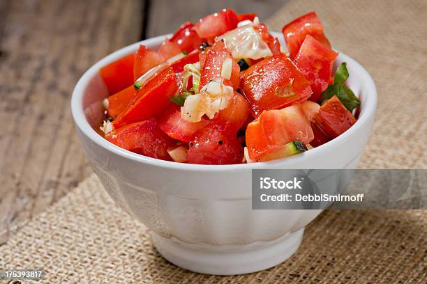 Salada De Tomate - Fotografias de stock e mais imagens de Alho - Alho, Alimentação Saudável, Almoço