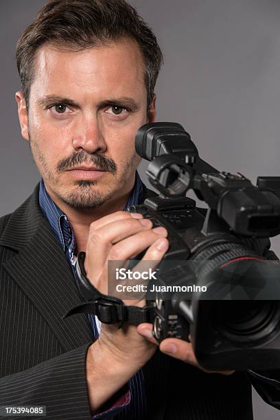 Foto de Trinta Algo Hispânica Homem Segurando Uma Câmera De Vídeo Retrato e mais fotos de stock de 30 Anos