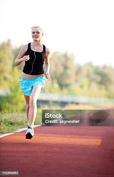 Maratona - Fotografie stock e altre immagini di 10000 Metri - 10000 Metri, Adolescente, Adolescenza