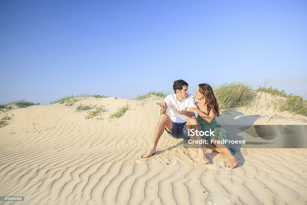 Heureux jeune couple à la plage - Photo de Adulte libre de droits
