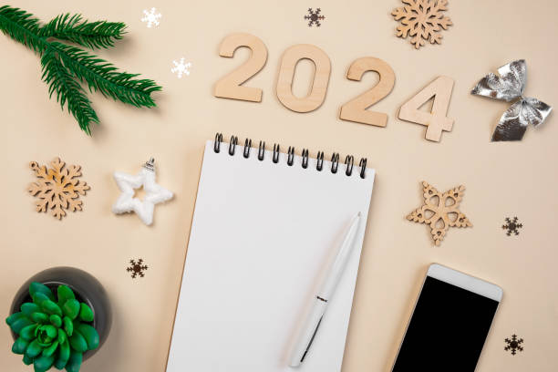 neujahrsziele 2024. to-do-liste. leeres notizbuch am schreibtisch mit weihnachtsdekoration. draufsicht. erstellen eines plans, eines vorsatzes. neues leben, start-up, anfangskonzept. geschäftsideen. ziele, maßnahmen, checkliste - neujahrsvorsatz stock-fotos und bilder