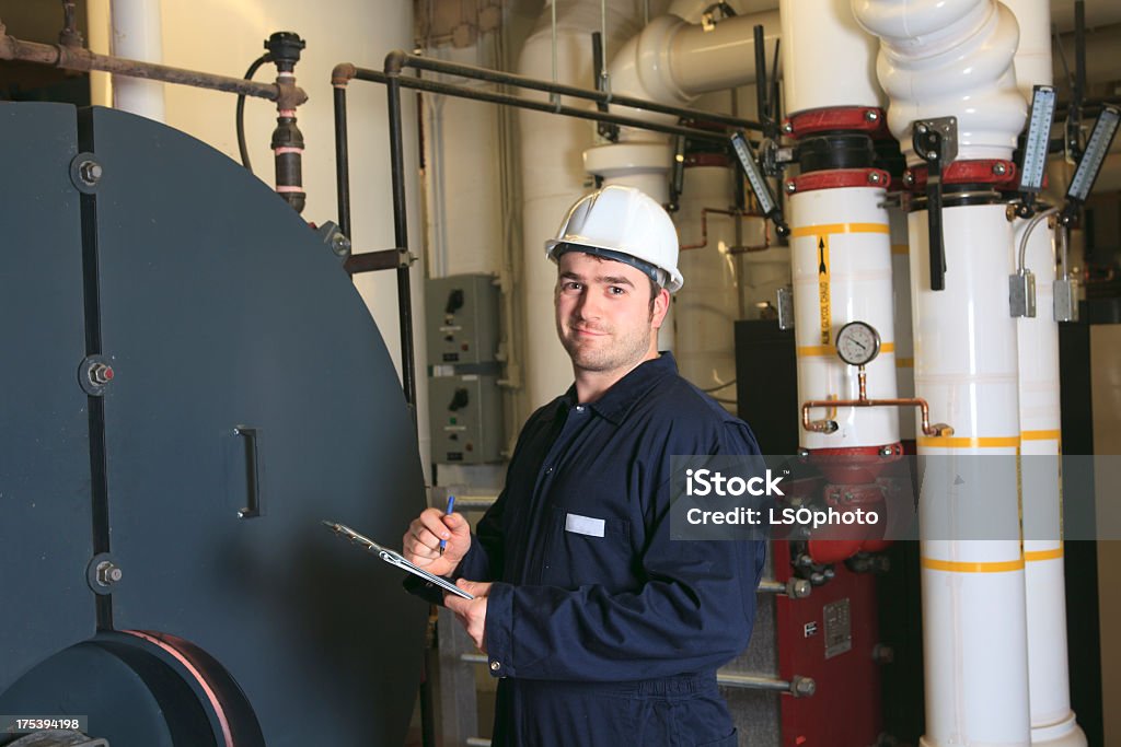 Sala de aquecedor de água-grande trabalhador - Foto de stock de Caldeira - Equipamento industrial royalty-free