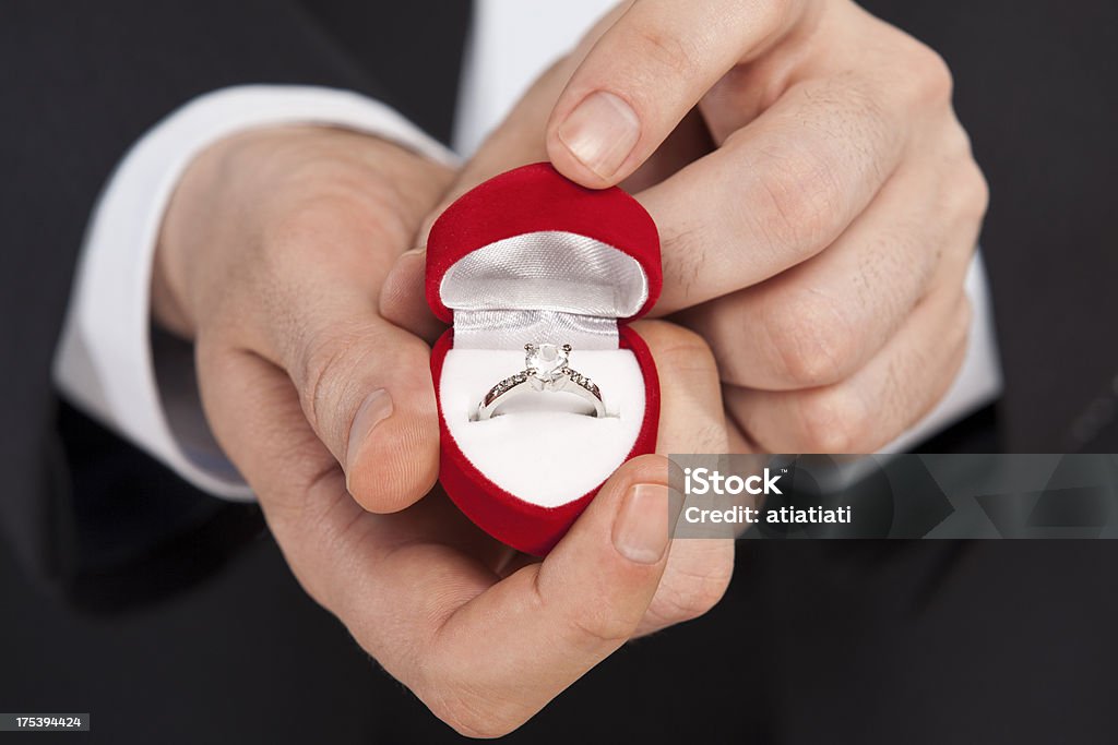 Mann, einen Diamant-ring - Lizenzfrei Ring - Schmuck Stock-Foto