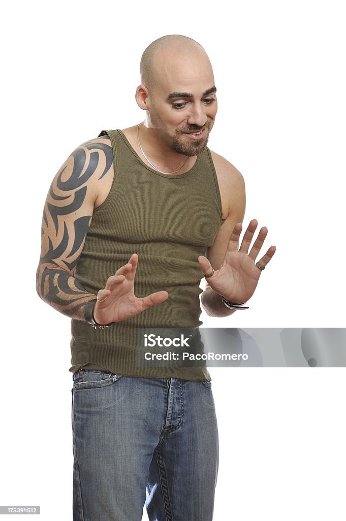 Retrato de un hombre casual con tatuaje y cabeza afeitada - Foto de stock de 30-39 años libre de derechos