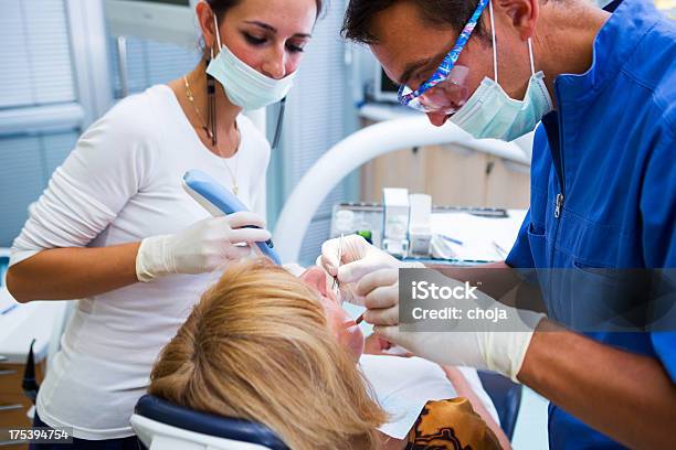 중간 노인 여성 유클리드의 Dentistdoctor 및 간호사 작업 간호사에 대한 스톡 사진 및 기타 이미지 - 간호사, 사람 이빨, 사진-이미지