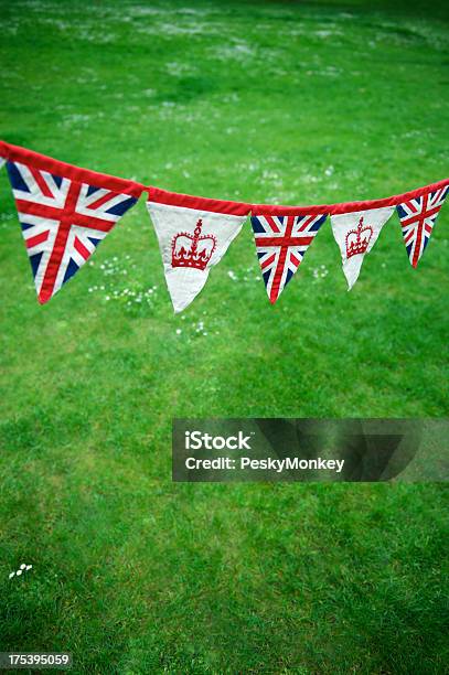 Photo libre de droit de Union Jack Crown Bunting Herbe Verte Célèbre Royal Bébé banque d'images et plus d'images libres de droit de Angleterre