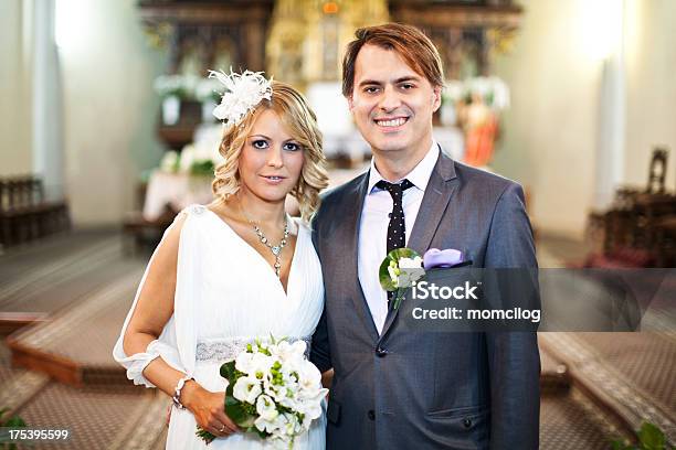 Pareja De Novios En Church Foto de stock y más banco de imágenes de Altar - Altar, Recién casados, Boda