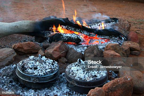 Camp Fire Gotowania - zdjęcia stockowe i więcej obrazów Jarzyna - Jarzyna, Ogień, Palenisko