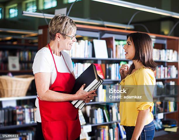 Bibliotecario Di Volontariato Aiutando Studenti - Fotografie stock e altre immagini di Bibliotecario - Bibliotecario, Assistenza, Volontario