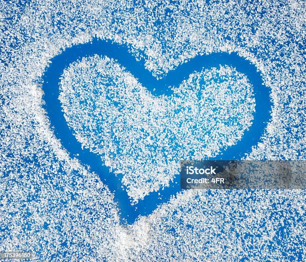 Снег Сердце Frozen Window — стоковые фотографии и другие картинки I Love You - английское словосочетание - I Love You - английское словосочетание, Автомобиль, Алфавит