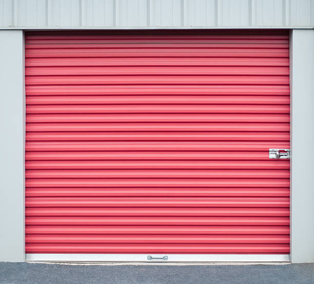 armazenamento de porta da garagem - storage compartment garage storage room warehouse - fotografias e filmes do acervo