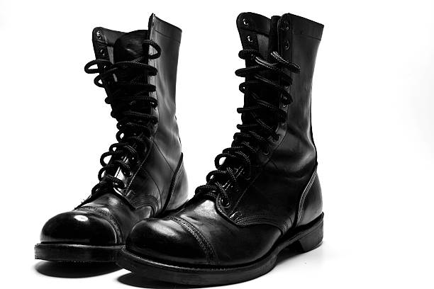 черны�й армейские ботинки - military boots стоковые фото и изображения