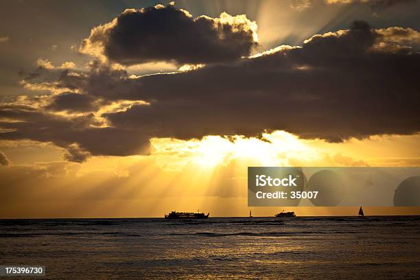 Kreuzfahrtschiffe Bei Sonnenuntergang Stockfoto und mehr Bilder von Aussicht genießen - Aussicht genießen, Bucht, Bullauge