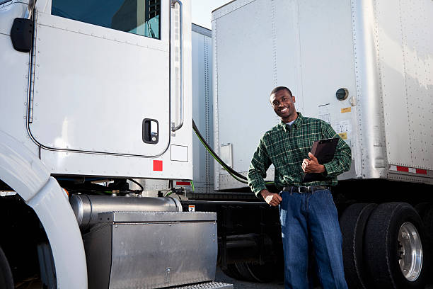 afro-americana motorista de caminhão com área de transferência - sc0550 - fotografias e filmes do acervo