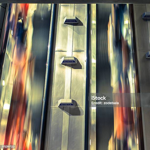 Photo libre de droit de Mouvements Flous De Tous Les Voyageurs À Londres Métro Escalators banque d'images et plus d'images libres de droit de Architecture