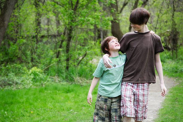 男の子沿いに徒歩で行けるグリーンパークパス - parker brothers 写真 ストックフォトと画像