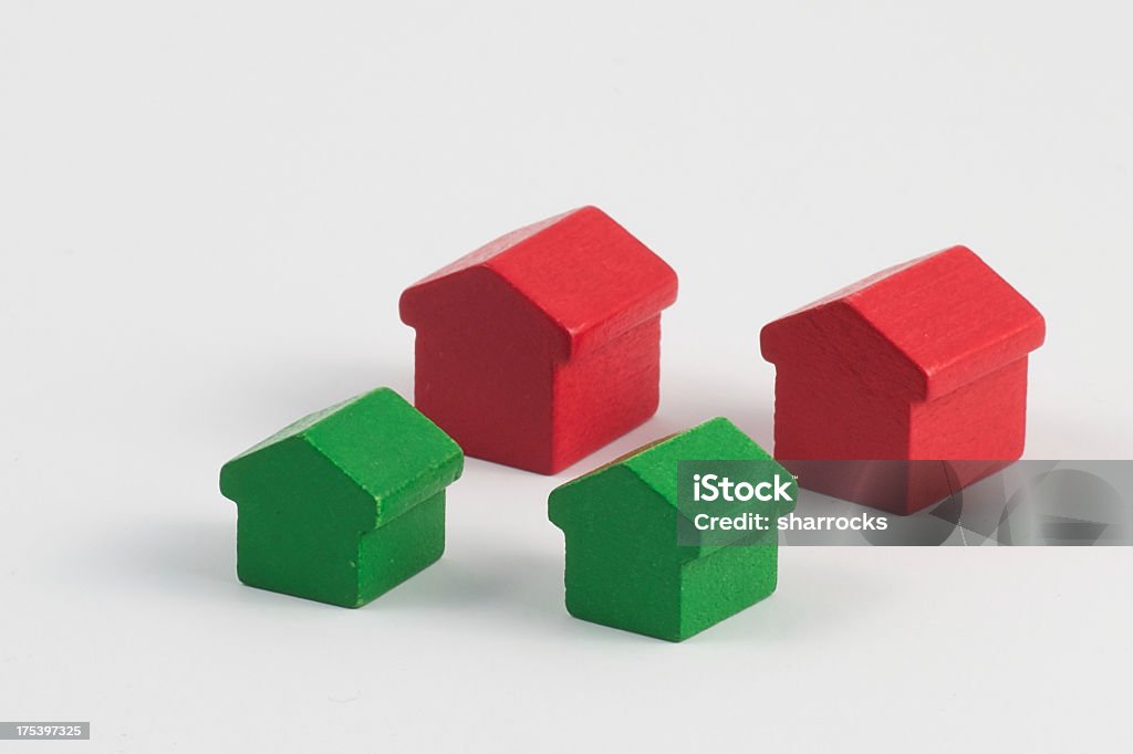 Czerwone i zielone domy drewniane - Zbiór zdjęć royalty-free (Białe tło)