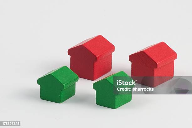 Czerwone I Zielone Domy Drewniane - zdjęcia stockowe i więcej obrazów Białe tło - Białe tło, Budowla mieszkaniowa, Czerwony