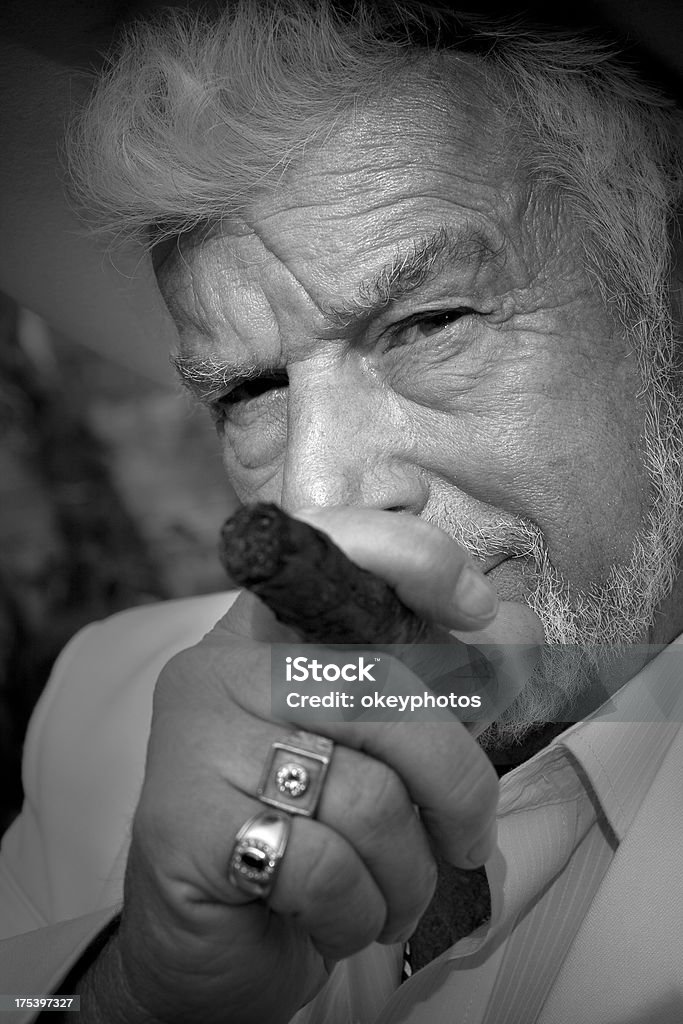 Homem fumar um profissional. - Foto de stock de 70 anos royalty-free