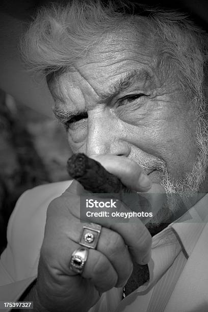 Foto de Homem Fumar Um Profissional e mais fotos de stock de 70 anos - 70 anos, Adulto, Aposentadoria