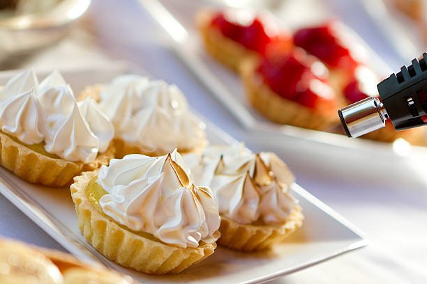 litlle 레몬색 파이 - lemon meringue pie pie pastry crust portion 뉴스 사진 이미지