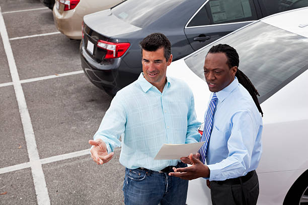 자동차모드 판매원 고객 - car old african descent car salesperson 뉴스 사진 이미지