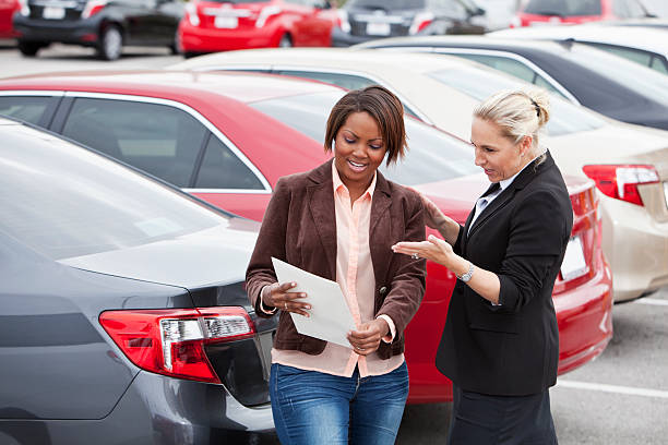 venditore di automobili con un cliente - car african descent shopping car dealership foto e immagini stock