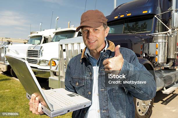 Pomyślnie Transport Samochodowy - zdjęcia stockowe i więcej obrazów Ciężarówka - Ciężarówka, Internet, Kierowca ciężarówki