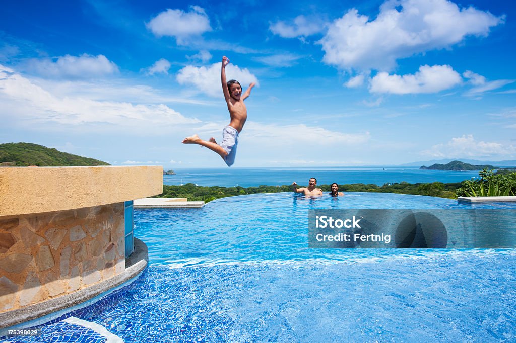 Niño Saltar a una piscina de Costa Rica - Foto de stock de Piscina libre de derechos