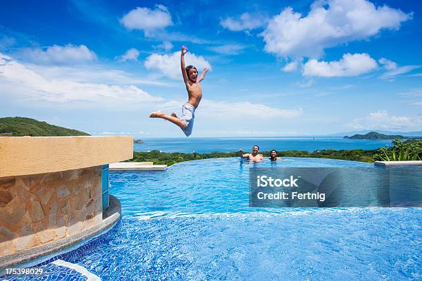 Niño Saltar A Una Piscina De Costa Rica Foto de stock y más banco de imágenes de Piscina - Piscina, Saltar - Actividad física, Niño