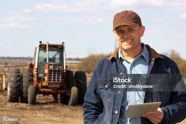 Agricultor E Tablet Pc - Fotografias de stock e mais imagens de Computador Pessoal - Computador Pessoal, Trator, Agricultor