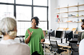 reifer-schwarzer-art-director-kommuniziert-mit-dem-projektteam.jpg?b=1&s=170x170&k=20&c=mUJjTEsNLyY1kqR4WRXfSSKIUbyr2Lga--fCUTxtz4g=