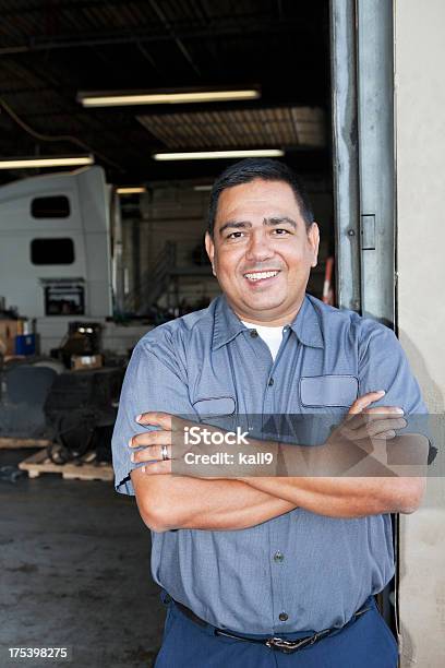 Mechaniker Stehen Außerhalb Der Garage Stockfoto und mehr Bilder von Lateinamerikanische Abstammung - Lateinamerikanische Abstammung, Mechaniker, Autowerkstatt