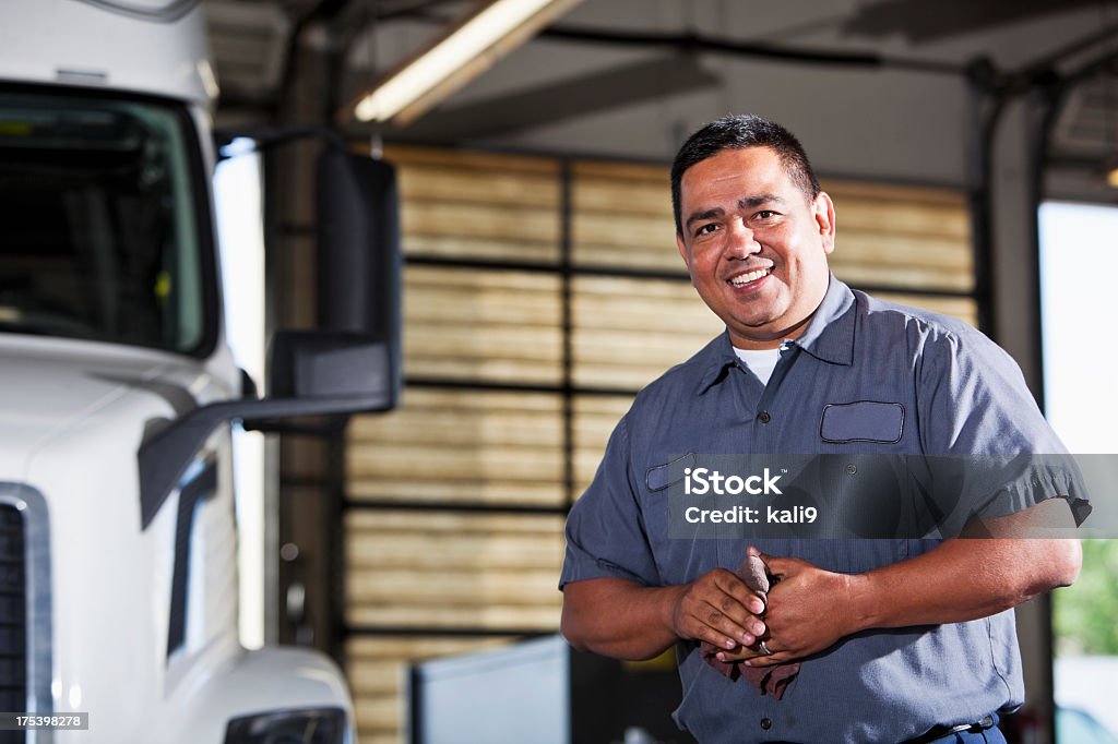 Hispânico mecânico na garagem com camião - Royalty-free Latino-americano Foto de stock
