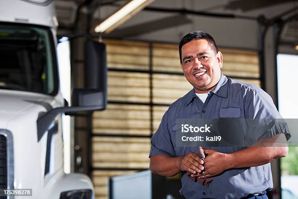 Hispânico Mecânico Na Garagem Com Camião - Fotografias de stock e mais imagens de Latino-americano - Latino-americano, Mecânico, Ocupação