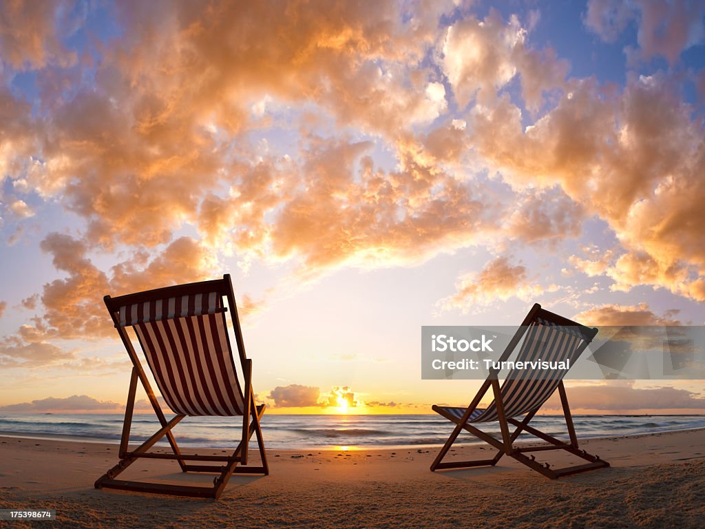 Cadeira de praia ao nascer do sol - Foto de stock de Cadeira royalty-free