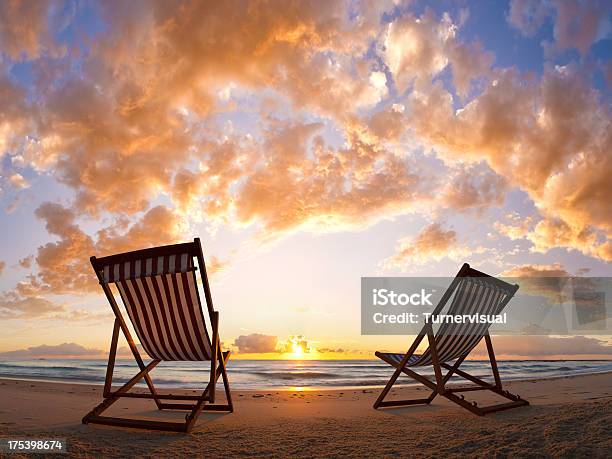 Foto de Cadeira De Praia Ao Nascer Do Sol e mais fotos de stock de Cadeira - Cadeira, Praia, Vista de Ângulo Baixo