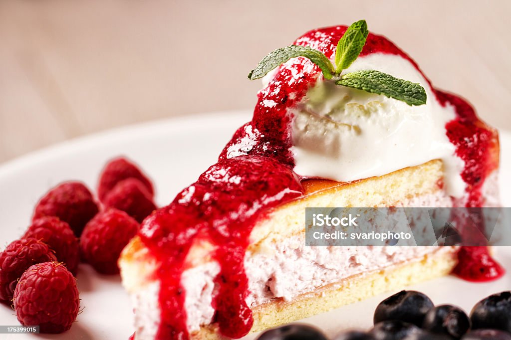 Slice of cake mit Eis - Lizenzfrei Amerikanische Heidelbeere Stock-Foto