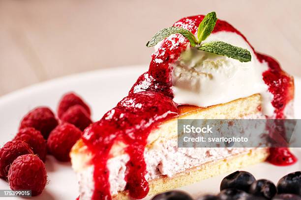 Slice Of Cake Mit Eis Stockfoto und mehr Bilder von Amerikanische Heidelbeere - Amerikanische Heidelbeere, Beere - Obst, Bäckerei