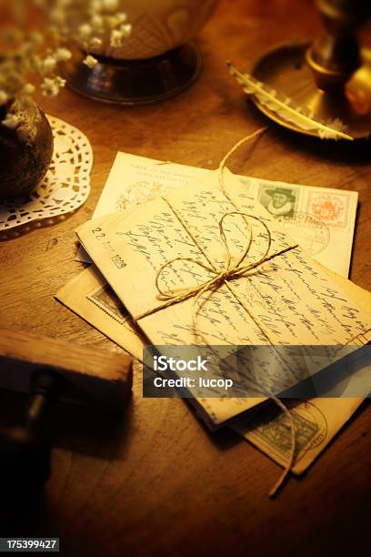 Alte Postkarten Und Briefe Umgibt Auf Einem Holztisch Stockfoto und mehr Bilder von Brief - Dokument