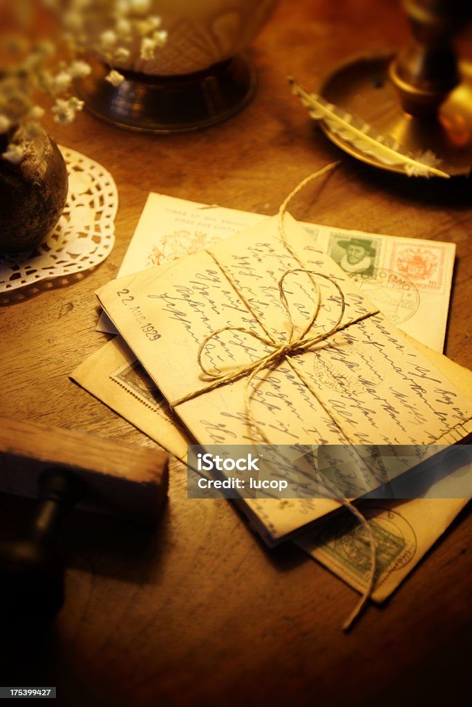 Antigos cartões postais e enviar envolve sobre uma escrivaninha de madeira - Foto de stock de Carta - Documento royalty-free