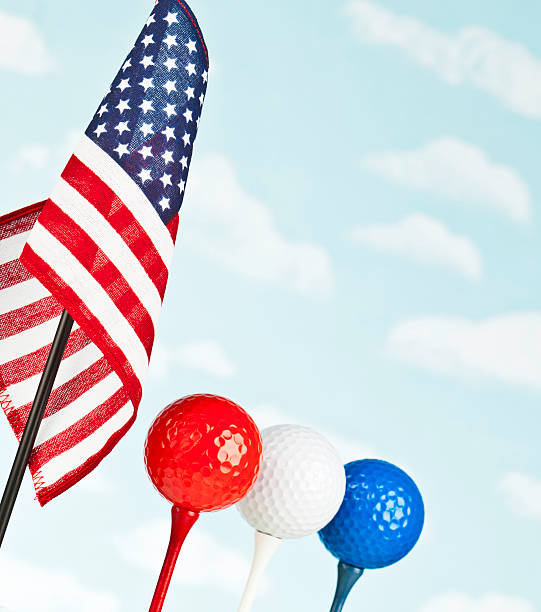 bandiera americana, con rosso, bianco e blu palline da golf - american culture us memorial day blue red foto e immagini stock